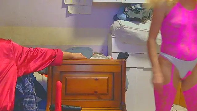 Snapshot of couplemilf2 chatting on 5, 1, 2025 couplemilf2 online show from 5, 1, 2025