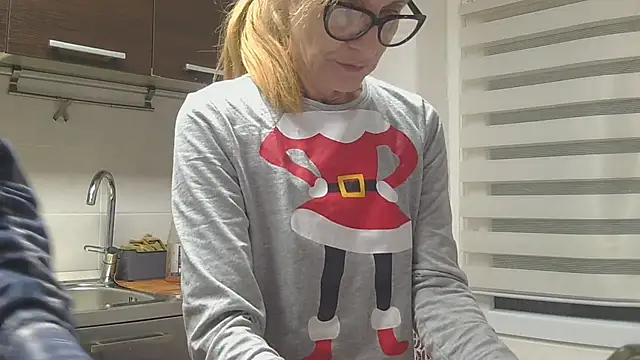 Snapshot of couplemilf2 chatting on 23, 11, 2025 couplemilf2 online show from 23, 11, 2025