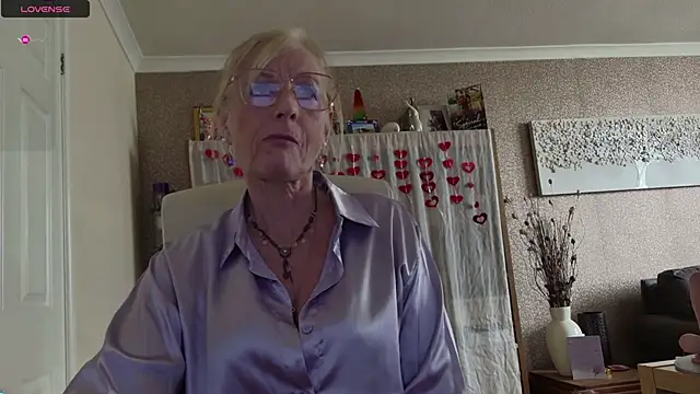 TopazCamgirl online show from 17, 4, 2026