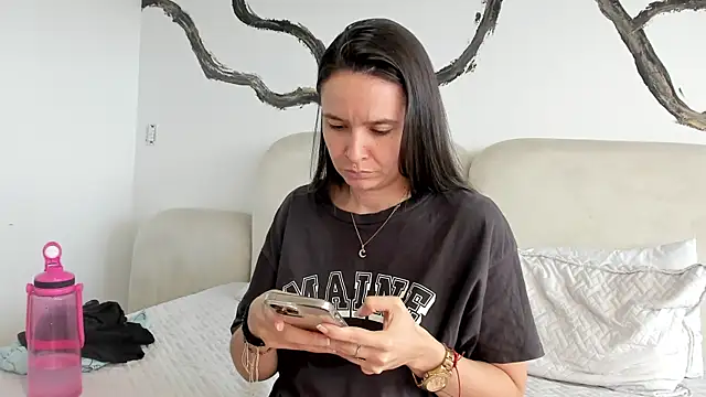 BridgetRodriguez online show from 26, 1, 2025