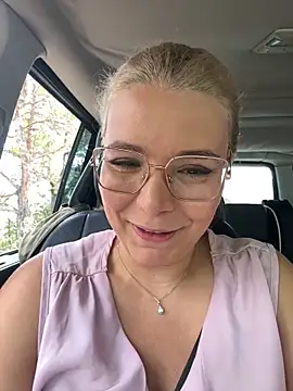Snapshot of EmyLana chatting on 10, 9, 2025 EmyLana online show from 10, 9, 2025
