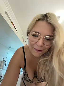 Snapshot of EmyLana chatting on 18, 10, 2025 EmyLana online show from 18, 10, 2025