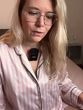 Snapshot of EmyLana chatting on 3, 2, 2026 EmyLana online show from 3, 2, 2026