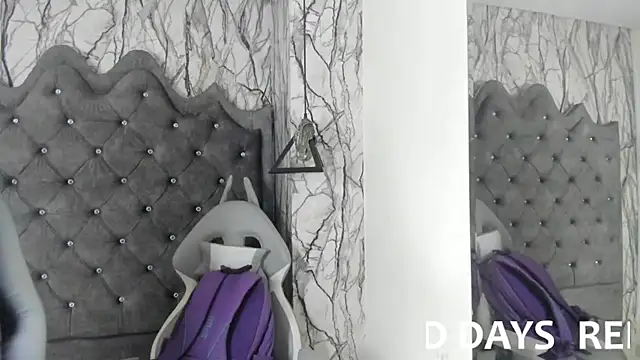 larissa01  online show from 1, 2, 2025