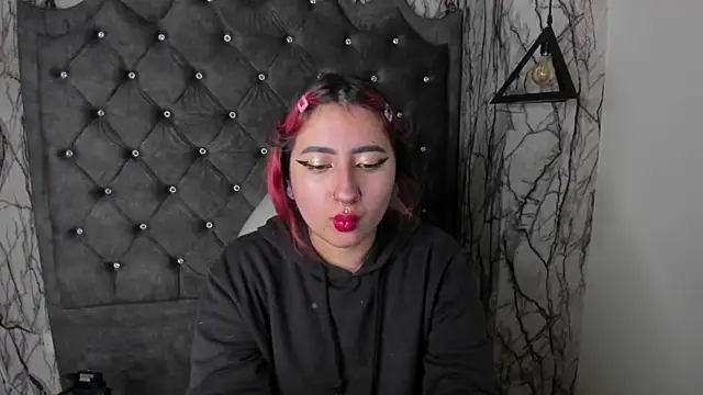 larissa01  online show from 16, 2, 2025