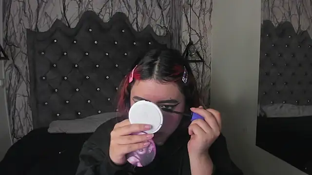 larissa01  online show from 4, 3, 2025