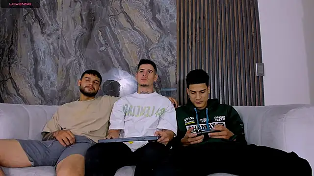 Snapshot of hot_day chatting on 17, 12, 2024 hot day online show from 17, 12, 2024