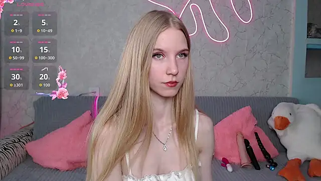 Cutieblondegirl online show from 11, 3, 2026