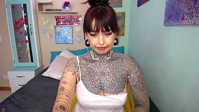 Snapshot of LolaRouse chatting on 10, 12, 2024 LolaRouse online show from 10, 12, 2024