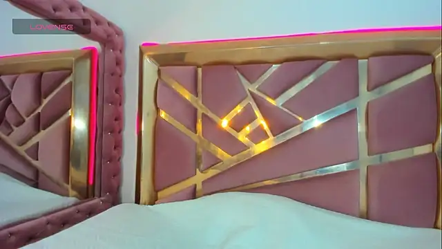 Britanymooree online show from 8, 4, 2026