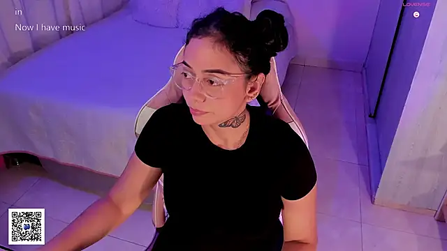 Aleja24Evans online show from 2, 2, 2025