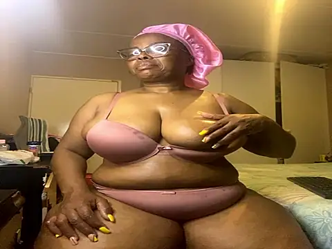 Snapshot of Nomthie chatting on 12, 11, 2025 Nomthie online show from 12, 11, 2025