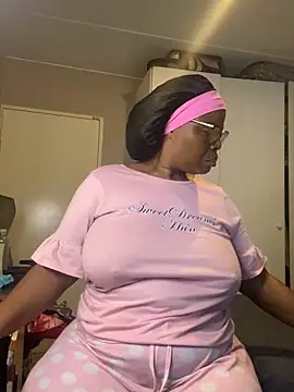 Snapshot of Nomthie chatting on 4, 12, 2025 Nomthie online show from 4, 12, 2025