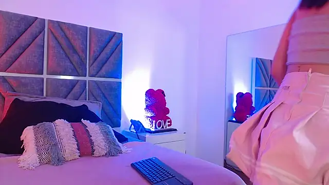 Snapshot of Laura_Dicardy chatting on 4, 12, 2025 Laura Dicardy online show from 4, 12, 2025