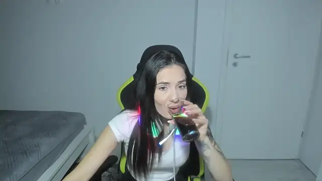 Snapshot of Emmapmg chatting on 15, 12, 2025 Emmapmg online show from 15, 12, 2025