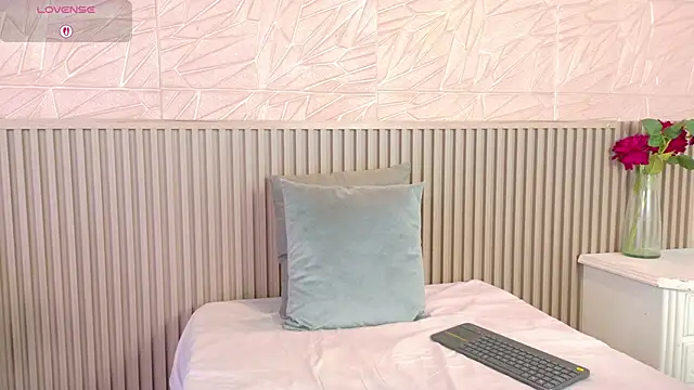 Snapshot of paula__cruzz chatting on 15, 10, 2025 paula cruzz online show from 15, 10, 2025