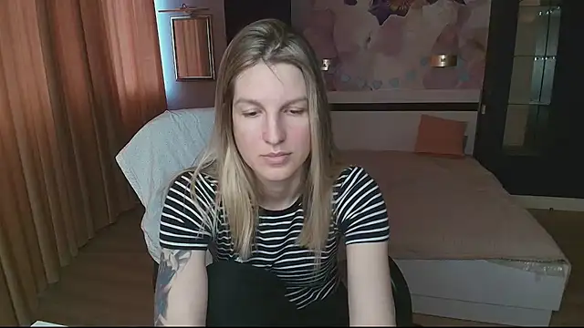 Snapshot of EmilyWalkeri chatting on 10, 5, 2026 EmilyWalkeri online show from 10, 5, 2026