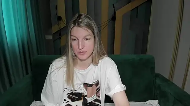 Snapshot of EmilyWalkeri chatting on 13, 5, 2026 EmilyWalkeri online show from 13, 5, 2026