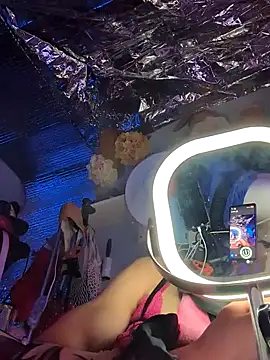 gurlnips online show from 24, 1, 2025