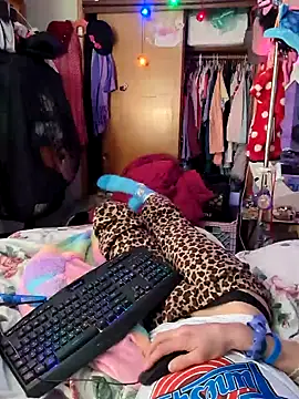 gurlnips online show from 3, 2, 2025