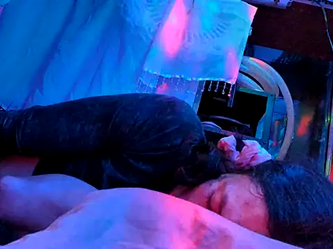 gurlnips online show from 9, 10, 2025