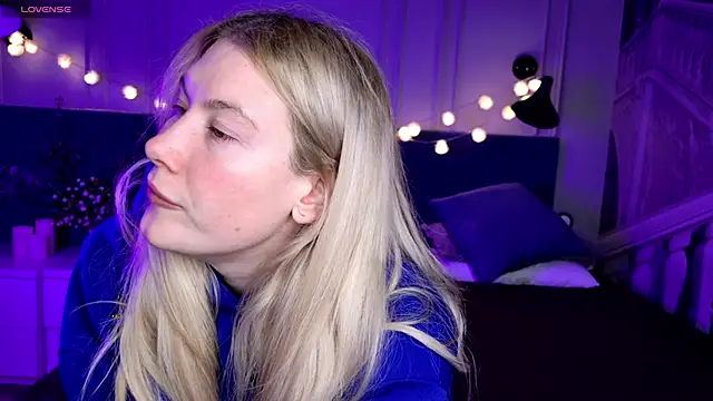 Snapshot of Liv_Fay chatting on 2, 3, 2025 Liv Fay online show from 2, 3, 2025
