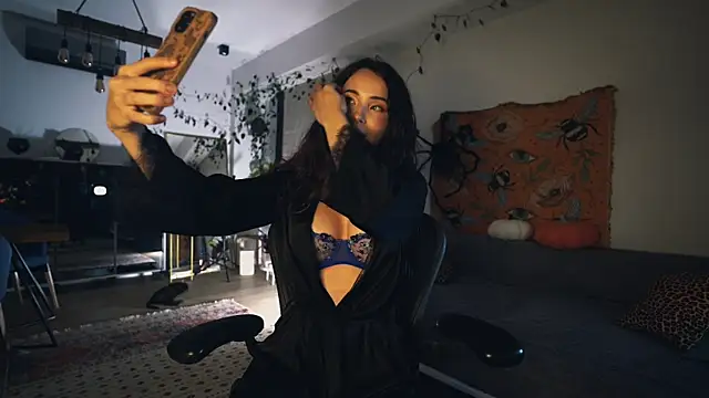 Snapshot of Leona_Mell chatting on 28, 10, 2025 Leona Mell online show from 28, 10, 2025