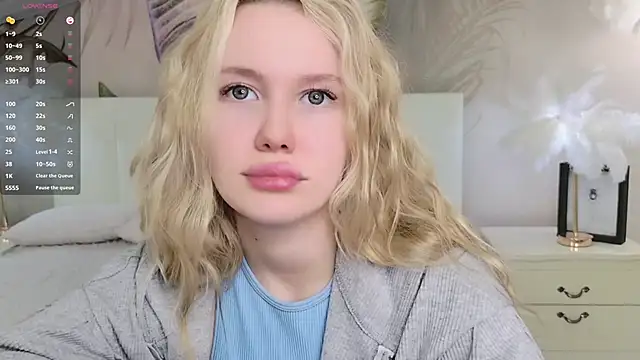 Snapshot of AliceMorr chatting on 2, 2, 2025 AliceMorr online show from 2, 2, 2025