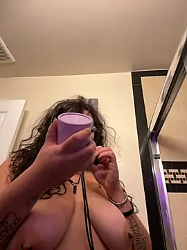 Snapshot of ThicBunz chatting on 25, 9, 2025 ThicBunz online show from 25, 9, 2025