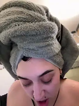 Snapshot of ThicBunz chatting on 16, 11, 2025 ThicBunz online show from 16, 11, 2025