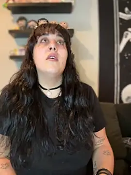 Snapshot of ThicBunz chatting on 17, 11, 2025 ThicBunz online show from 17, 11, 2025