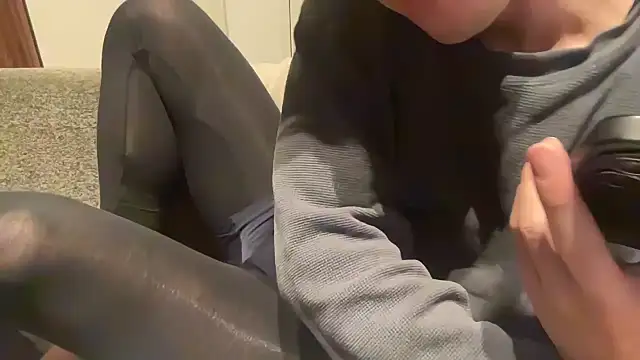 atom0407 online show from 10, 1, 2025