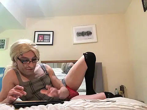 lolaisagoodtime online show from 23, 2, 2025