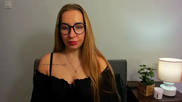Snapshot of AriaDesire chatting on 16, 3, 2025 AriaDesire online show from 16, 3, 2025