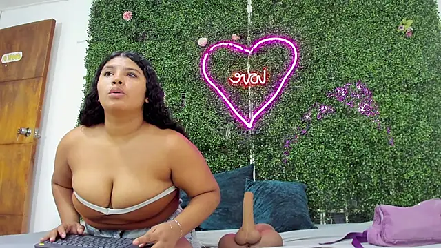 Snapshot of valentina_0_ chatting on 1, 12, 2025 valentina 0 online show from 1, 12, 2025