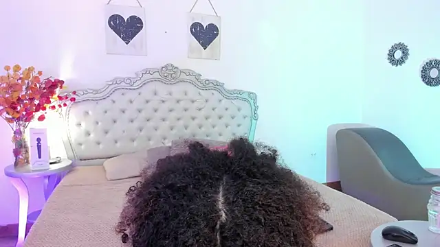 NiaColusi online show from 6, 3, 2025