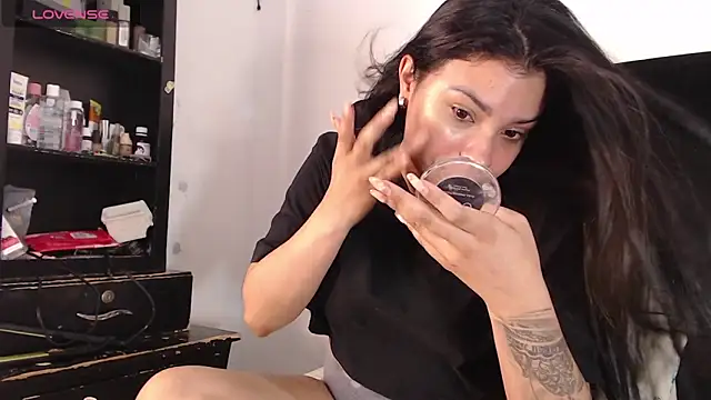 lolaa staars online show from 25, 1, 2025