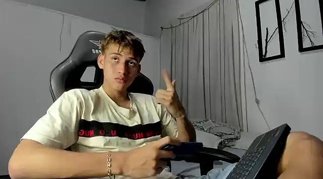 Snapshot of miguel_hz chatting on 8, 3, 2025 miguel hz online show from 8, 3, 2025