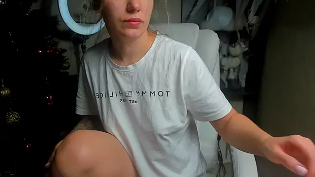 Snapshot of foxy_blond chatting on 20, 12, 2025 foxy blond online show from 20, 12, 2025