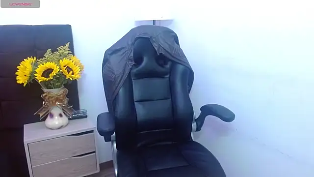 AlexandraJones  online show from 27, 10, 2025