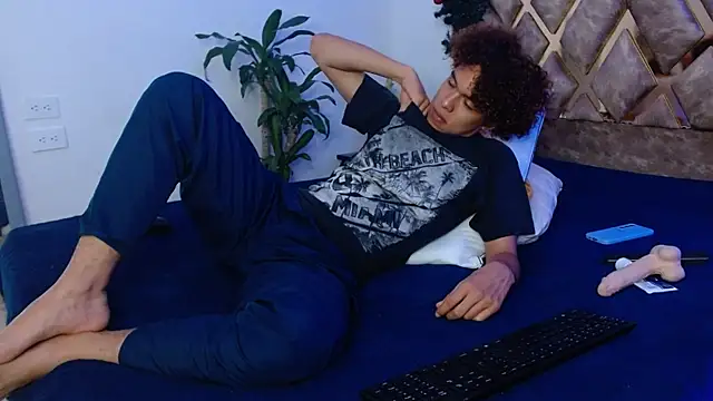 Snapshot of nickolas_moon chatting on 30, 12, 2024 nickolas moon online show from 30, 12, 2024