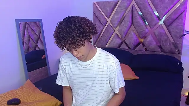 Snapshot of nickolas_moon chatting on 2, 2, 2025 nickolas moon online show from 2, 2, 2025