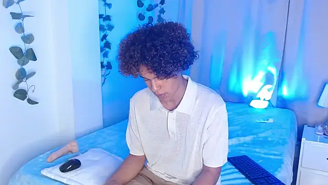 Snapshot of nickolas_moon chatting on 4, 2, 2025 nickolas moon online show from 4, 2, 2025