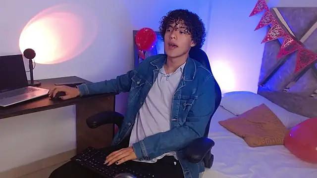 Snapshot of nickolas_moon chatting on 16, 2, 2025 nickolas moon online show from 16, 2, 2025