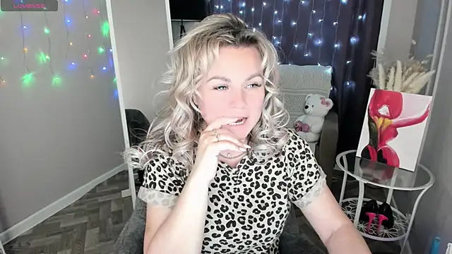 Snapshot of candy_queeen chatting on 10, 5, 2026 candy queeen online show from 10, 5, 2026