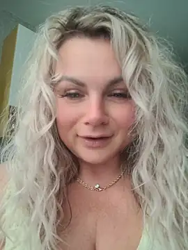 Snapshot of candy_queeen chatting on 30, 5, 2026 candy queeen online show from 30, 5, 2026