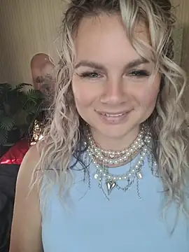 Snapshot of candy_queeen chatting on 4, 6, 2026 candy queeen online show from 4, 6, 2026