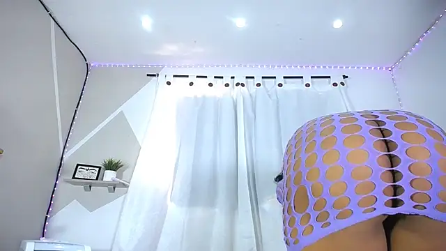 Hillary queen online show from 20, 2, 2025