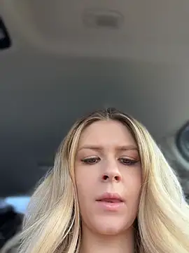 Snapshot of Love_Bri chatting on 4, 8, 2026 Love Bri online show from 4, 8, 2026