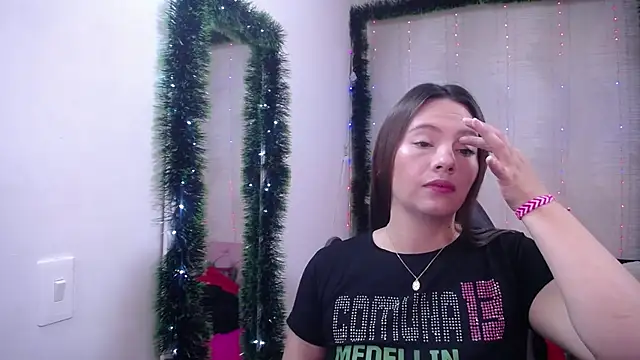 Snapshot of lauraguzman chatting on 3, 1, 2025 lauraguzman online show from 3, 1, 2025